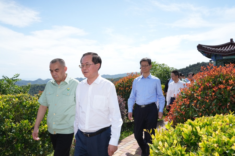 2024.06.23全國(guó)政協(xié)常委、人口資源環(huán)境委員會(huì)主任車俊蒞臨金徽股份視察.jpg