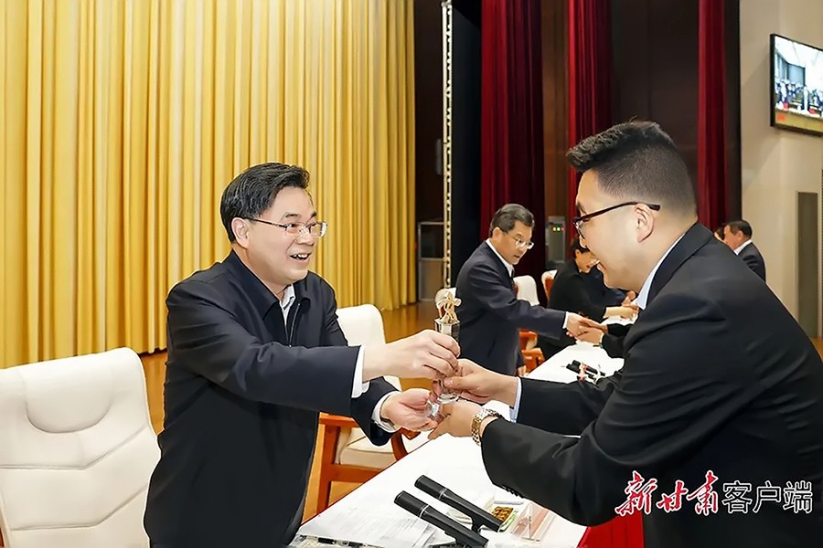 2-2023年5月，省委書記、省人大常委會(huì)主任胡昌升為金徽礦業(yè)旅游景區(qū)授“全省文化旅游發(fā)展突出貢獻(xiàn)集體獎(jiǎng)”。.jpg