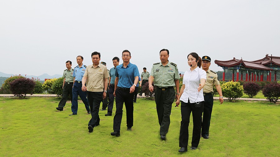 17-2020年7月，省委常委、省軍區(qū)司令員王文清蒞臨金徽股份調(diào)研企業(yè)編兵和綠色礦山建設(shè)工作是表示：金徽股份將民兵作為企業(yè)應(yīng)急救援力量的一員，充分發(fā)揮了民兵作用，立起了在企業(yè)編兵的標(biāo)桿。.jpg