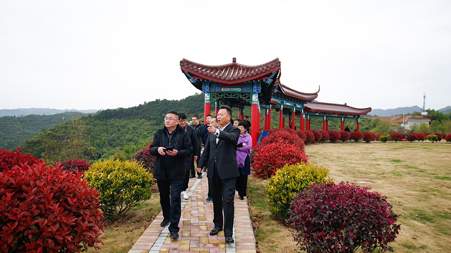 47-2020年4月，新華社甘肅分社社長(zhǎng)任衛(wèi)東蒞臨金徽股份調(diào)研金融服務(wù)實(shí)體經(jīng)濟(jì)及疫后企業(yè)復(fù)工情況。.jpg