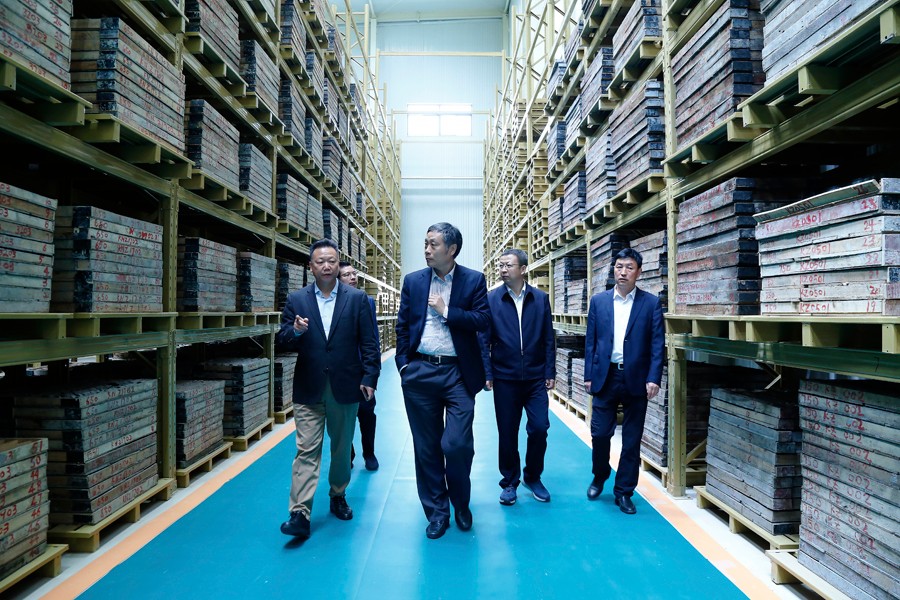 55-2019年4月，全國(guó)綠色礦山建設(shè)標(biāo)準(zhǔn)解讀與經(jīng)驗(yàn)交流研討會(huì)——綠色礦業(yè)發(fā)展萬里行（隴南站）活動(dòng)在金徽股份舉辦。中國(guó)礦業(yè)聯(lián)合會(huì)黨委書記、會(huì)長(zhǎng)彭齊鳴出席主持會(huì)議，并就金徽股份的綠色礦山建設(shè)情況進(jìn)行調(diào)研。.jpg