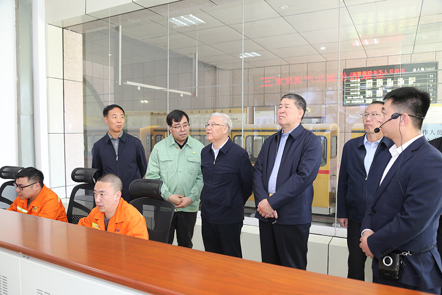 全國(guó)政協(xié)常委，省政協(xié)副主席，民進(jìn)中央常委、甘肅省主委尚勛武調(diào)研金徽股份時(shí)強(qiáng)調(diào)，要加強(qiáng)科技創(chuàng)新與人才培養(yǎng)。-900.jpg