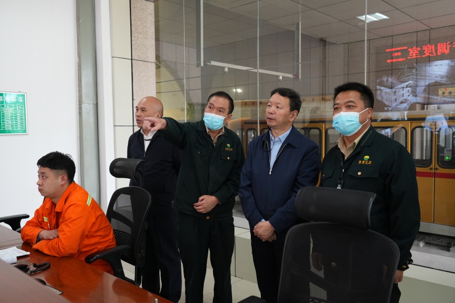 46.2022年5月，省工信廳副廳長(zhǎng)程學(xué)欽蒞臨金徽股份調(diào)研綠色礦山建設(shè)工作.jpg