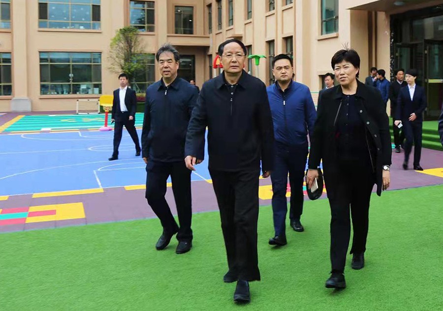 5.2018年4月，時(shí)任省政協(xié)主席、黨組書記歐陽(yáng)堅(jiān)蒞臨金徽企業(yè)視察-900.jpg
